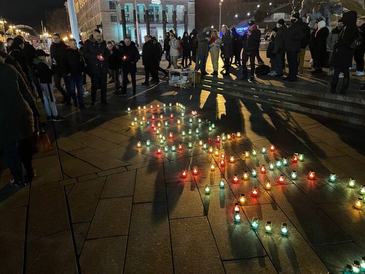 Кличко та Сенцов узяли участь в акції "Діалоги про гідність" на Майдані до восьмої річниці побиття студентів "Беркутом"