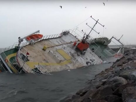 У берегов Стамбула из-за непогоды затонул корабль