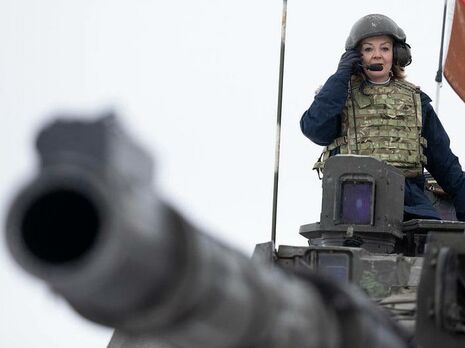 Глава МЗС Великобританії проїхалася танком в Естонії і застерегла РФ від стратегічної помилки – вторгнення в Україну