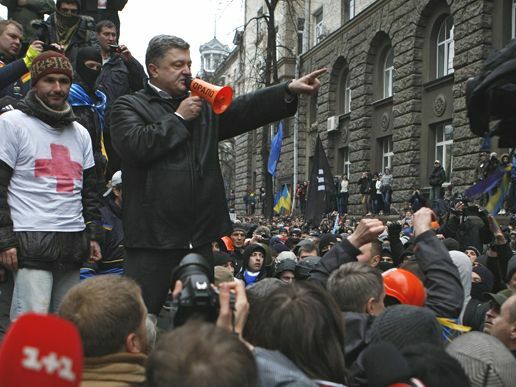 Порошенко вспомнил 2013 год и написал, что "забрался на грейдер, окруженный агрессивной толпой титушек". Его раскритиковали