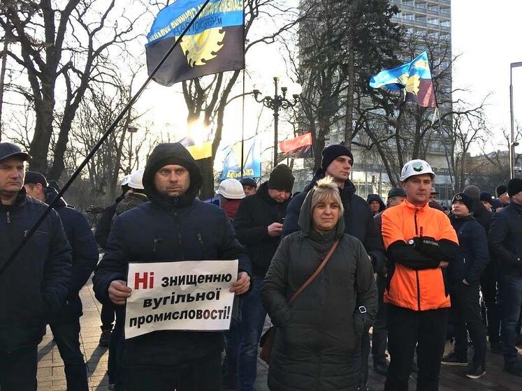 У Донецькій області 90 шахтарів відмовилися підніматися на землю. Вони зупинили акцію протесту за умови, що сьогодні отримають борг із зарплати