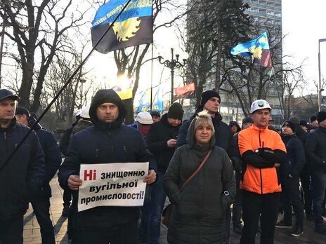 В Донецкой области 90 шахтеров отказались подниматься на землю. Они приостановили акцию протеста при условии, что сегодня получат долг по зарплате