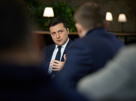 На екваторі президентства Зеленський як ніколи близько опинився до тісних обіймів Коломойського – ЗМІ