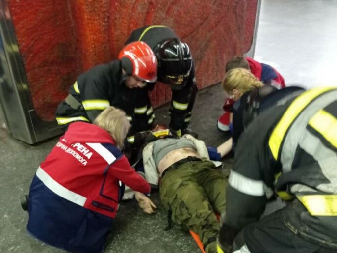 В Киеве на "синей линии" метро девушка попала под поезд, ее госпитализировали