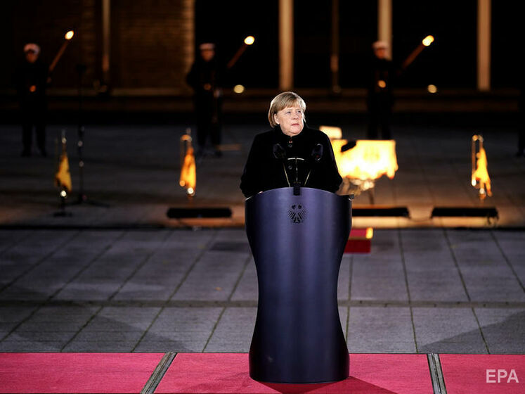 В Берлине состоялась церемония прощания с Меркель – со слезами, ее любимой музыкой, факелами и аплодисментами. Видео