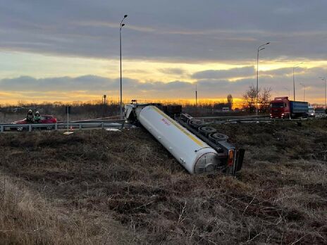 Поблизу Вінниці перекинулася автоцистерна з аміаком