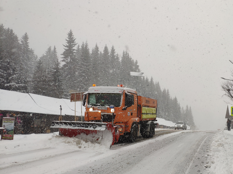 В "Укравтодоре" сообщили, что расчистили от снега дороги в западных областях