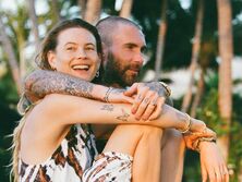 Лидер группы Maroon 5 Адам Левин сделал тату на лице. Фото показала его жена