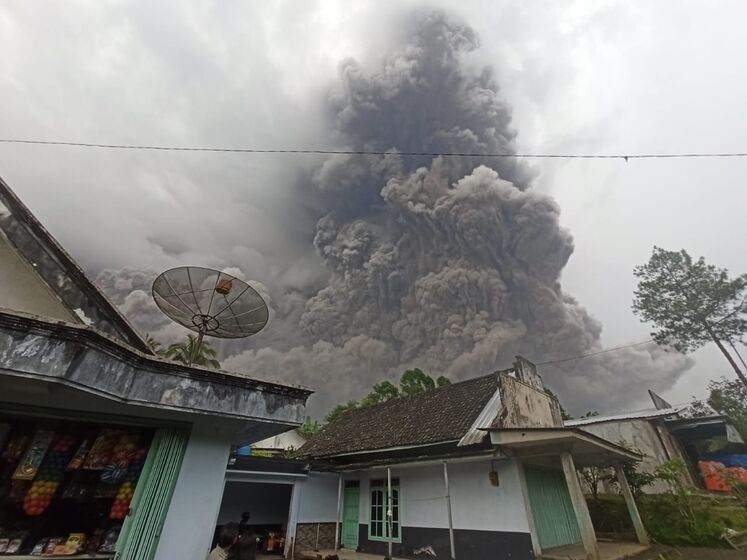 В Індонезії сталося виверження вулкана. Фото і відео
