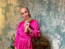 "Мы еще Вову не приняли, а уже Миша", "Любимых, как листов на березе". Волочкова показала нового мужчину