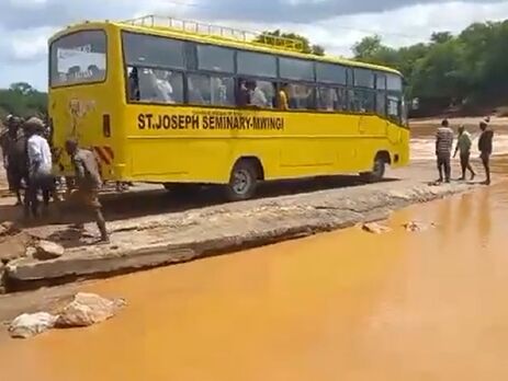 В Кении в результате падения автобуса в реку погибли по меньшей мере 24 человека