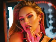 "Так круто и красиво", "Умираю от эмоций". Супермодель Кэндис Свейнпол оголила пятую точку в разрезе платья