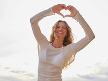 "Такое счастье видеть, как она уплывает". Супермодель Бундхен спасла морскую черепаху 