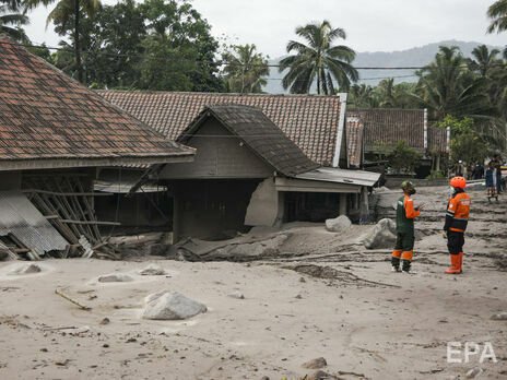 Унаслідок виверження вулкана в Індонезії загинуло щонайменше 13 людей