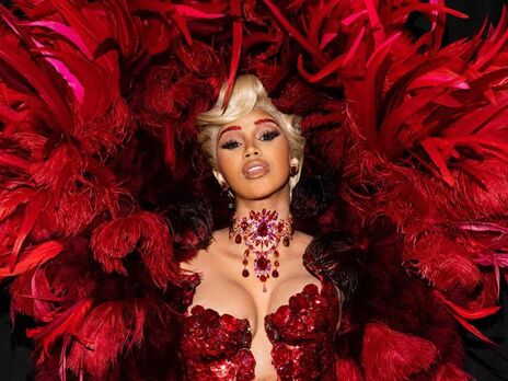 Cardi B стала креативною директоркою Playboy і показала пишні груди в екстремальному декольте