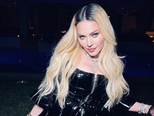 "Так горячо!" 63-летняя Мадонна на новых фото развела ноги и показала грудь