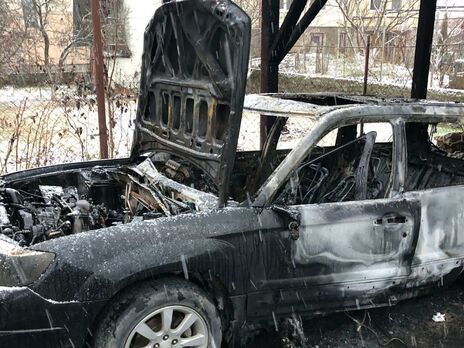 Денисова потребовала от полиции установить причастных к поджогу автомобилей журналиста в Ужгороде