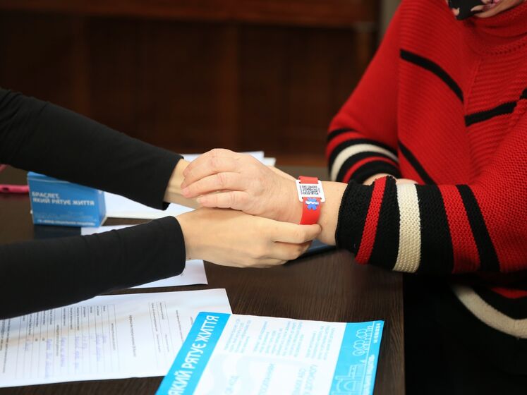 "Прохожие проходят мимо". В Днепре вводят SOS-браслеты с QR-кодом для больных и пожилых людей, чтобы им могли быстро помочь