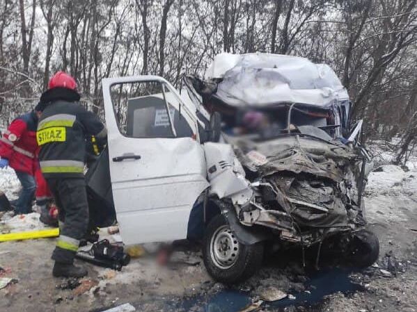 В Черниговской области столкнулись маршрутка и грузовик. 11 человек погибли, еще восемь травмированы – ГСЧС