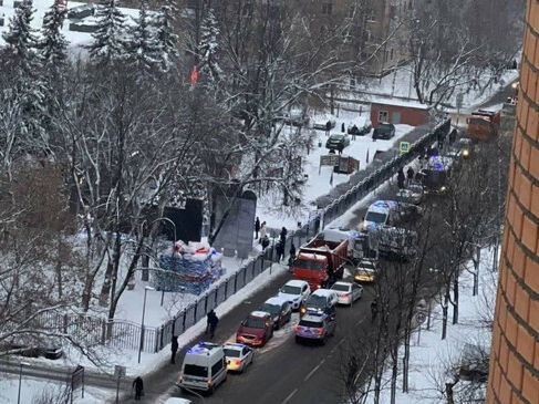 В Москве после просьбы надеть маску мужчина открыл стрельбу в МФЦ, жертвами стали два человека, ранен ребенок