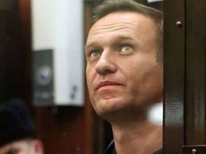 "А не ты ли, Алексей, посмеивался над феминистками?" Навальный начал работать в швейном цехе в должности "швея"