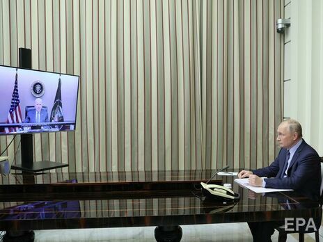 Байден (на экране) в ходе беседы с Путиным подтвердил "свою поддержку суверенитета и территориальной целостности Украины"