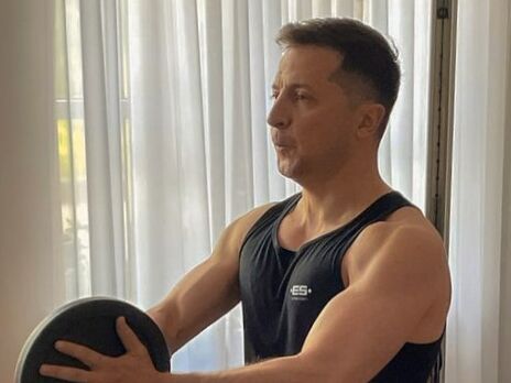 Зеленский в тренажерном зале показал на камеру жест из двух пальцев