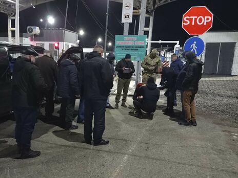 СБУ викрила групу, яка на в'їзді до Криму продавала підроблені довідки з результатами ПЛР-тестів