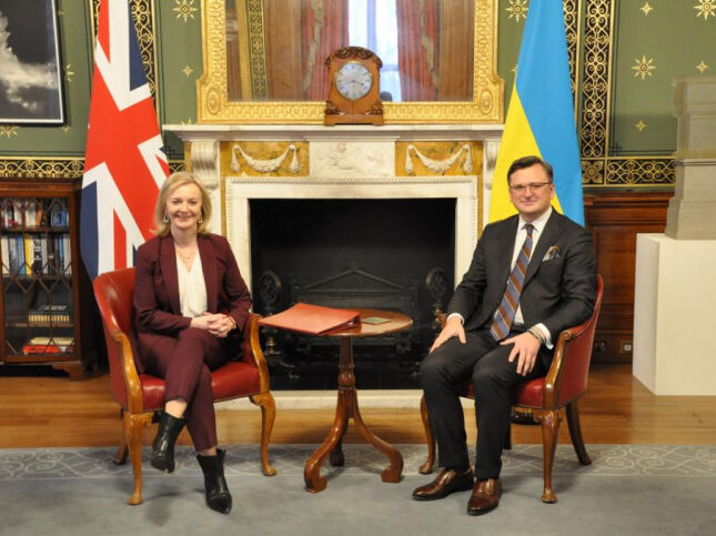 Кулеба на зустрічі з главою МЗС Великобританії заявив, що "російські офіційні представники погрожують Україні знищенням"