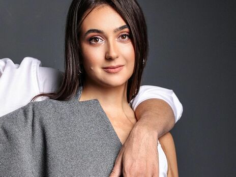 Мендель призналась, кому принадлежит мужская рука на ее груди