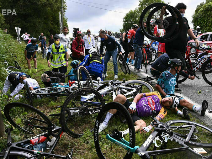 Суд во Франции вынес приговор болельщице, из-за которой произошла массовая авария на "Тур де Франс"