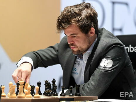 Норвежець Карлсен уп'яте виграв звання чемпіона світу з шахів, достроково обігравши росіянина Непомнящего