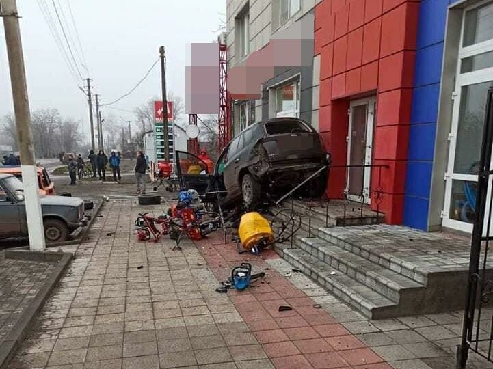 У Харківській області п'яний водій скоїв ДТП і врізався в магазин – поліція