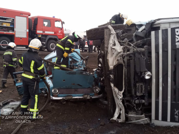 У Дніпропетровській області зіткнулися легковий і вантажний автомобілі, є загиблі