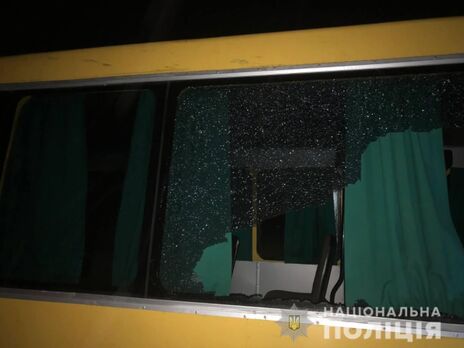 У Рівненській області маршрутку з пасажирами пошкодили колоди з машини, що проїжджала повз, є постраждалий