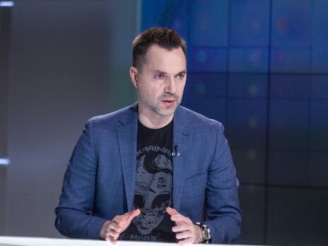 Нарощування російських військ біля кордонів України триває і після спілкування Байдена та Путіна – Арестович