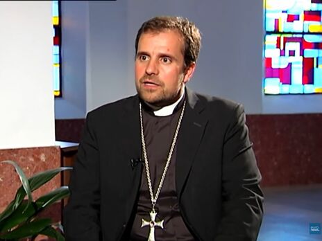 Іспанського єпископа, який зрікся сану заради письменниці еротичних романів, позбавили повноважень