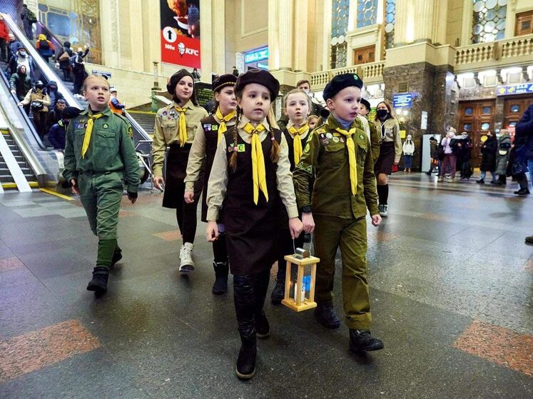 В Україну привезли Вифлеємський вогонь миру. "Укрзалізниця" доставить його на 22 вокзали країни