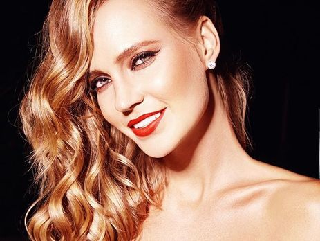 Глюк'оZа показала нижнее белье в домашнем фотосете