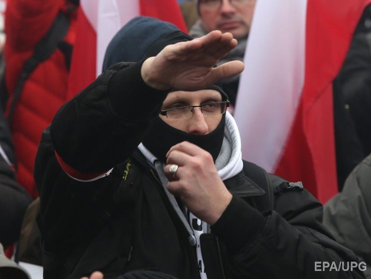На "Марше независимости" в Варшаве футбольные фаны сожгли флаг Украины