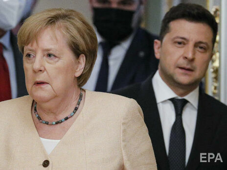 Зеленский (справа) просил Меркель прекратить блокаду закупки Украиной оружия, отметило издание Bild