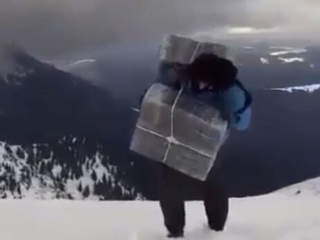 Журналист показал видео, на котором якобы контрабандисты переносят сигареты из Закарпатья в Румынию через заснеженную гору. Пограничники отреагировали