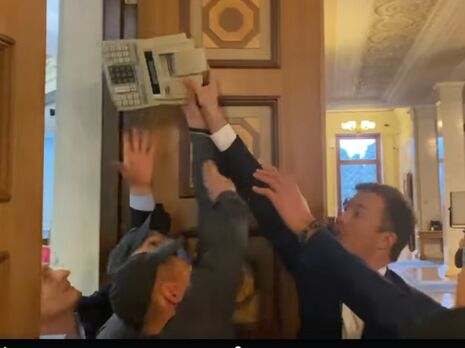 Депутата Ніколаєнка не пускали до сесійної зали ВР із касовим апаратом, він перекинув його нардепу Волинцю. Відео