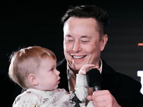 Півторарічний син Ілона Маска заткнув вуха, коли його батько виступав на церемонії журналу Time