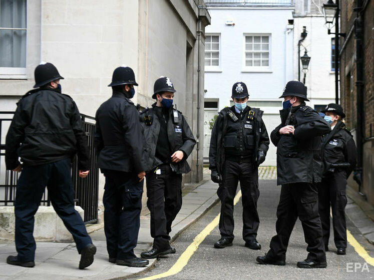 "Сдайтесь в ближайший полицейский участок, чтобы не испортить Рождество". Лондонская полиция ищет подозреваемых с помощью рождественского календаря