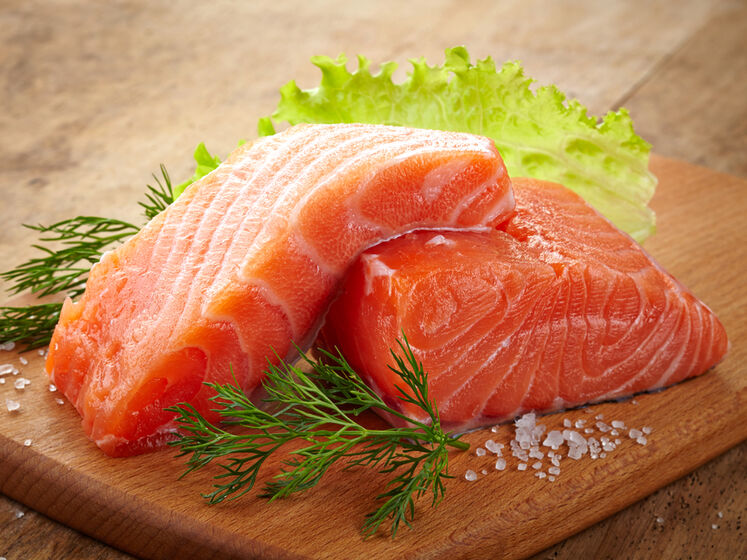 Как просто и вкусно засолить красную рыбу: универсальный рецепт для семги, форели, горбуши или кеты