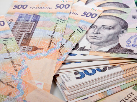 На счетах украинцев начала появляться 1 тыс. грн за вакцинацию от коронавируса