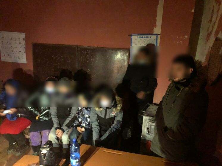 В заброшенной школе в Закарпатской области пограничники обнаружили восьмерых мигрантов из Афганистана