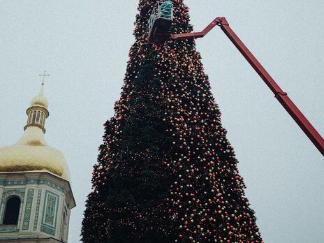 Главную елку Украины устанавливают перед Софийским собором в Киеве, в этом году ее планируют зажечь вечером 18 декабря