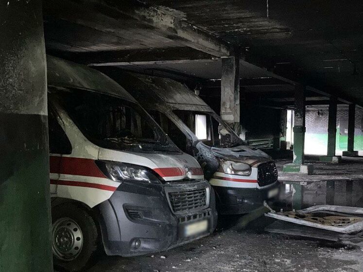 У Краматорську пожежа пошкодила 10 автомобілів швидкої допомоги – поліція